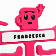 Primer plano del personaje Buddy saludando y de la placa personalizada FRANCESCA