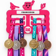 Medallero de gimnasia ChalkBuddy personalizado en rosa intenso con medallas; las medallas son ilustrativas y no están incluidas
